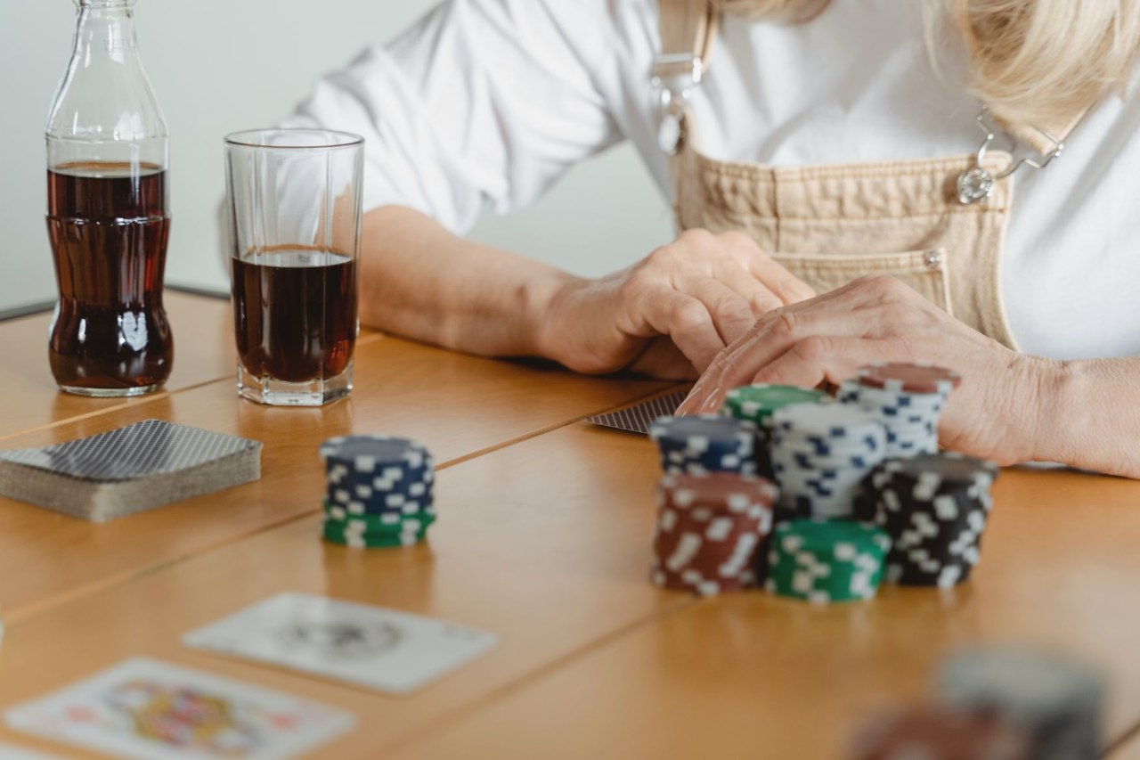 https://www.reddit.com/r/poker/comments/1uanust/why_doesnt_wsop_high_stakes_cash_game_have_closed/ - WSOP高额常规桌直播为何没有字幕?玩家体验与赛