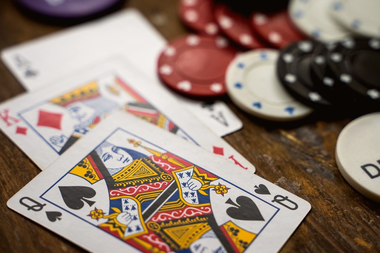 https://www.reddit.com/r/poker/comments/1uanust/why_doesnt_wsop_high_stakes_cash_game_have_closed/ - WSOP高额常规桌直播为何没有字幕?玩家体验与赛