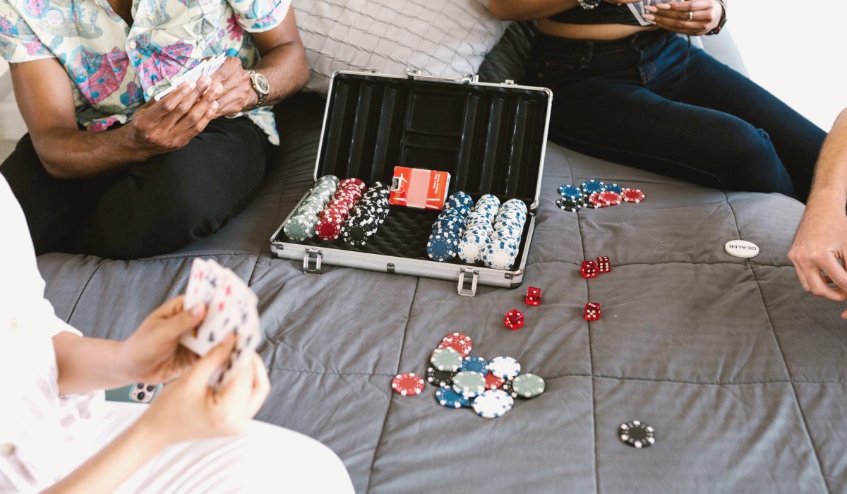 https://www.reddit.com/r/poker/comments/1v05b7l/insanity_wheel_in_effect_tonight/ - 家庭局轮盘玩法解析：如何让游戏更有趣且不失策略