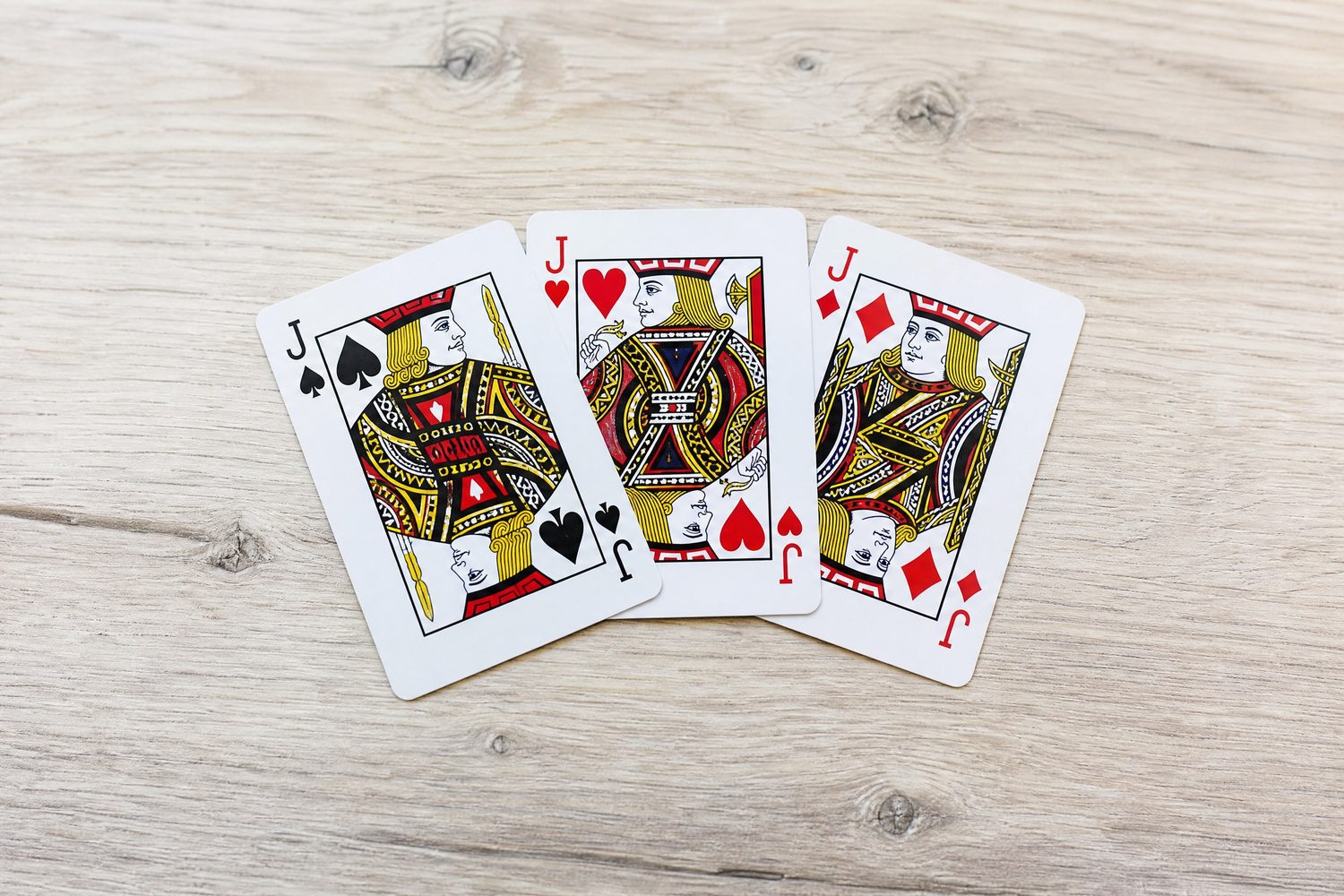 QQPOKER官网客服联系方式在哪找？三种安全渠道与验证方法