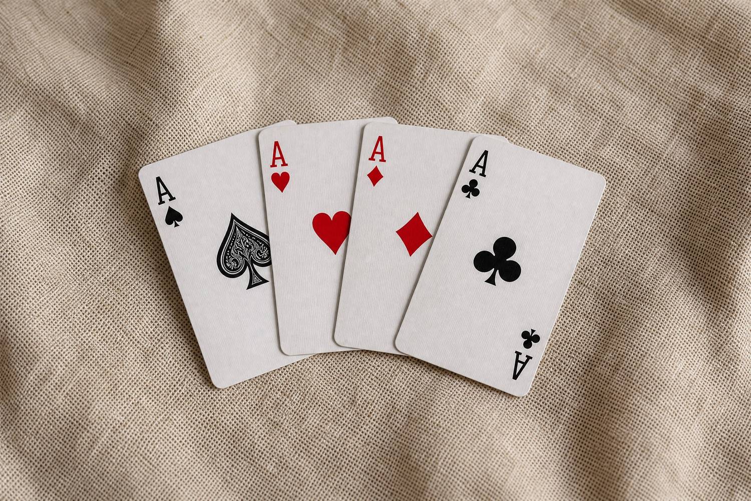 QQPOKER平台下载后怎么玩:德州扑克新手入门与牌型大小详解(要点图解)