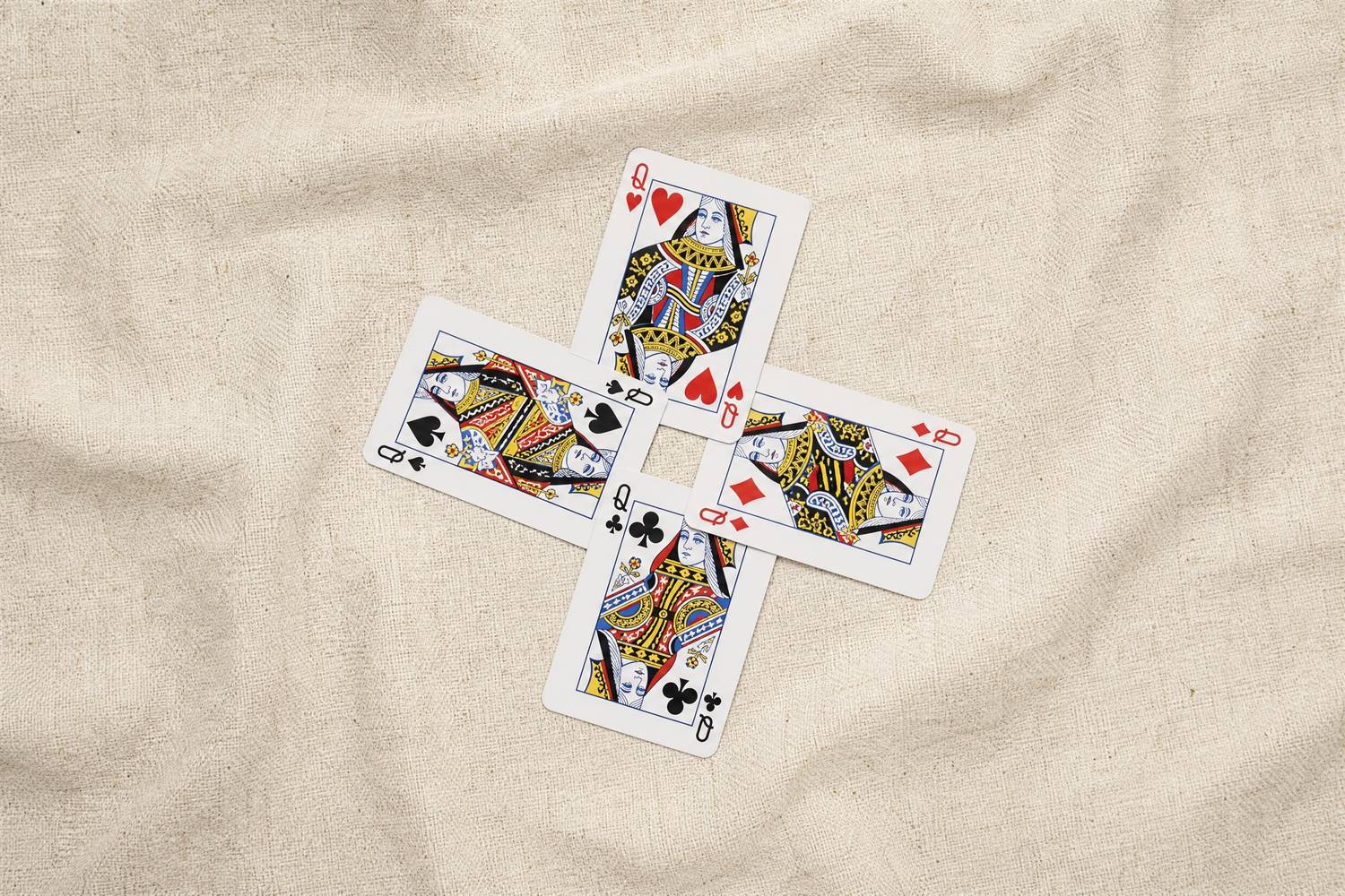 QQPOKER平台下载后怎么玩:德州扑克新手入门与牌型大小详解