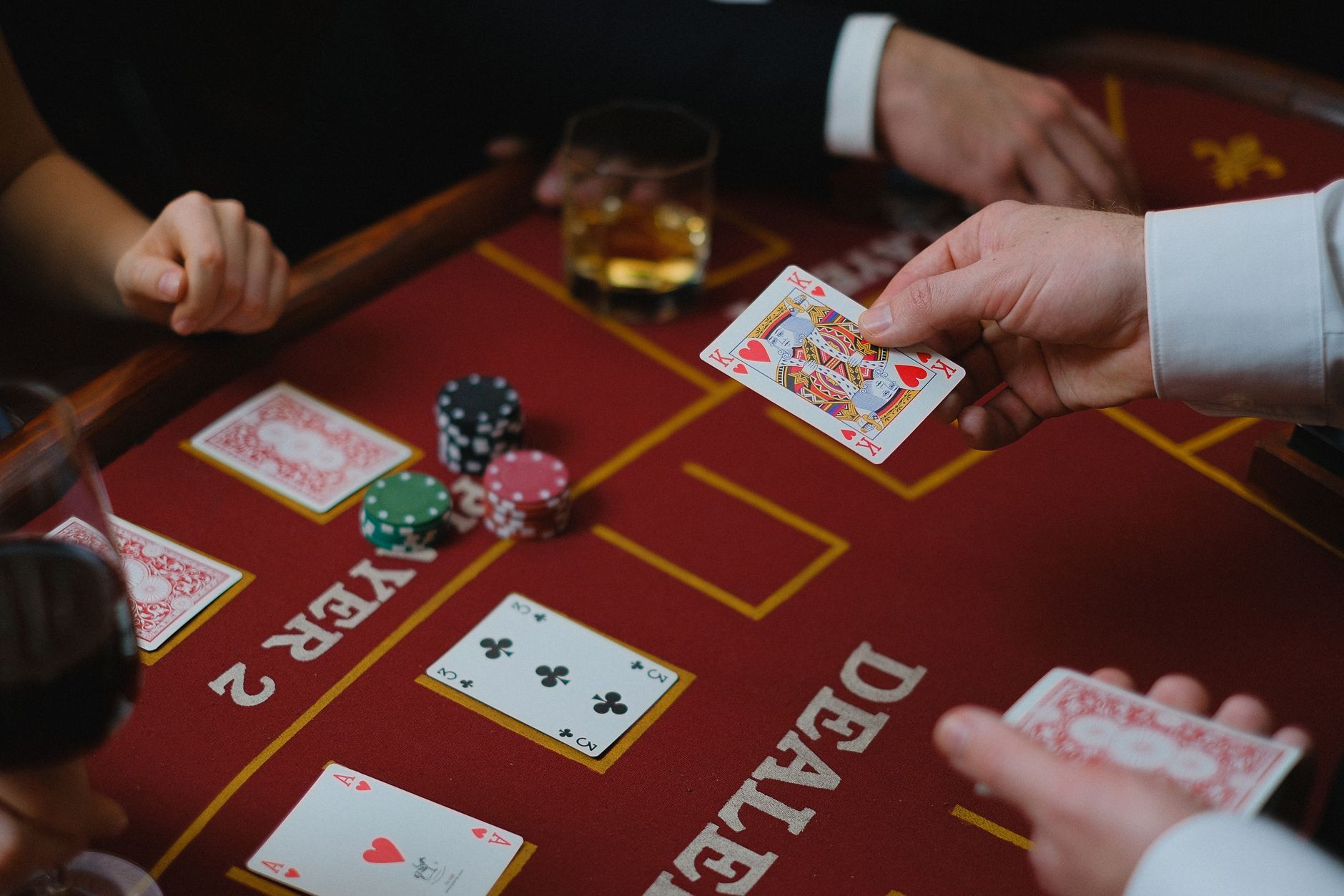 WSOP主赛是怎样的比赛?赛制结构与金手链含金量解析(要点图解)